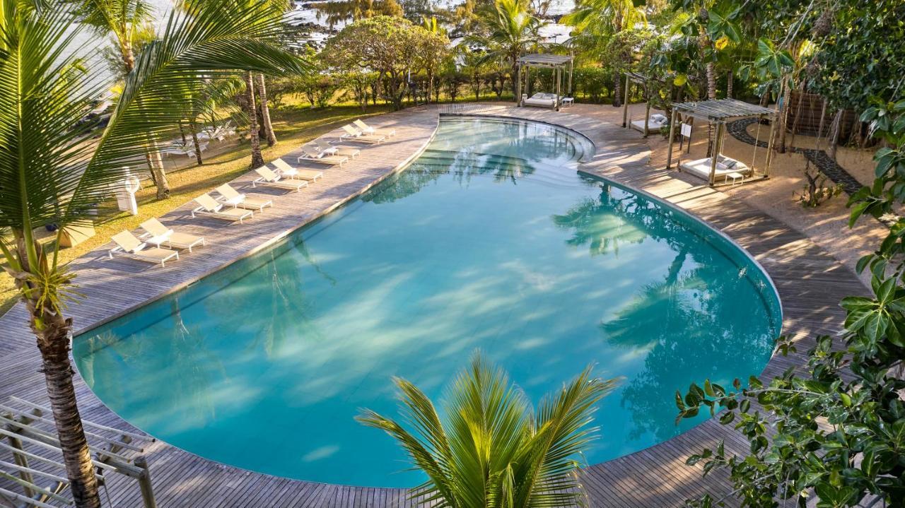 Lux* Grand Gaube Resort & Villas Ngoại thất bức ảnh Swimming pool at the resort