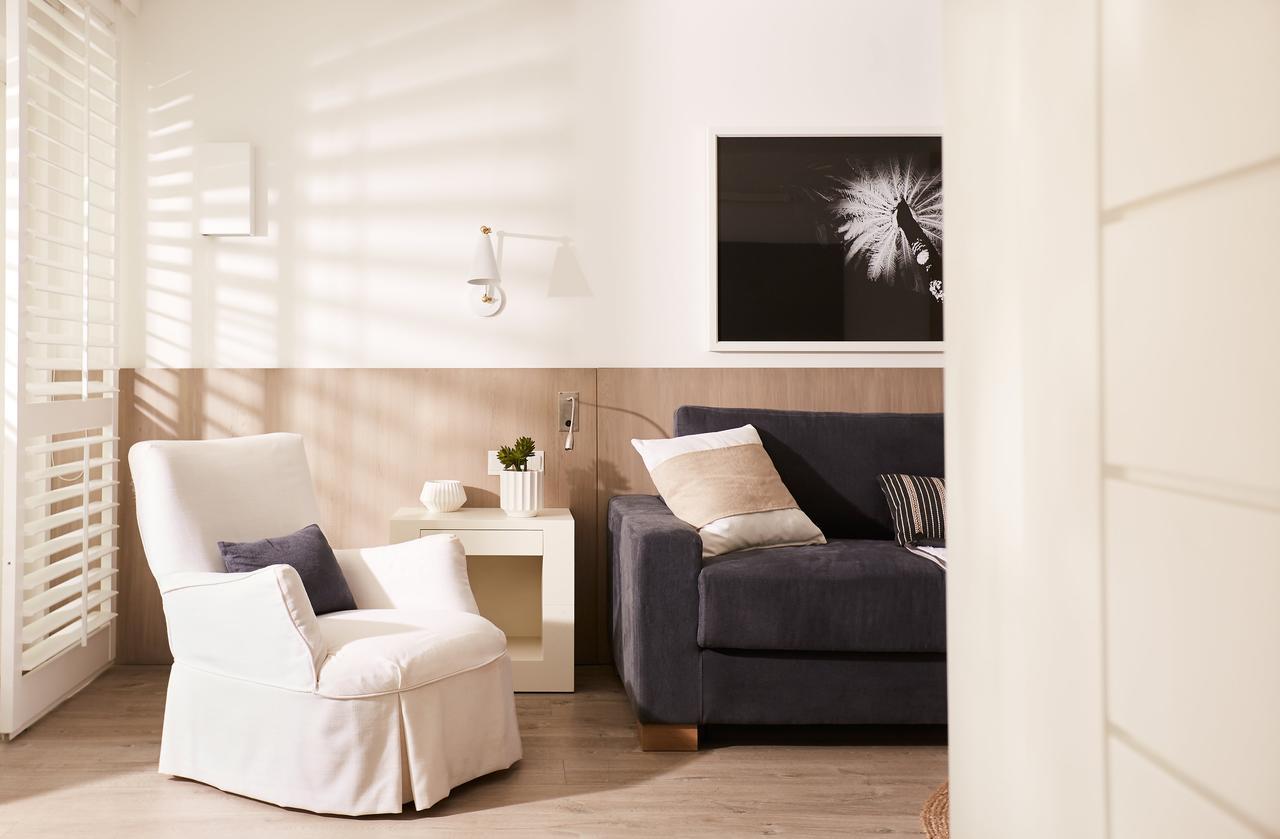 Lux* Grand Gaube Resort & Villas Ngoại thất bức ảnh A living room with a white armchair and a blue sofa